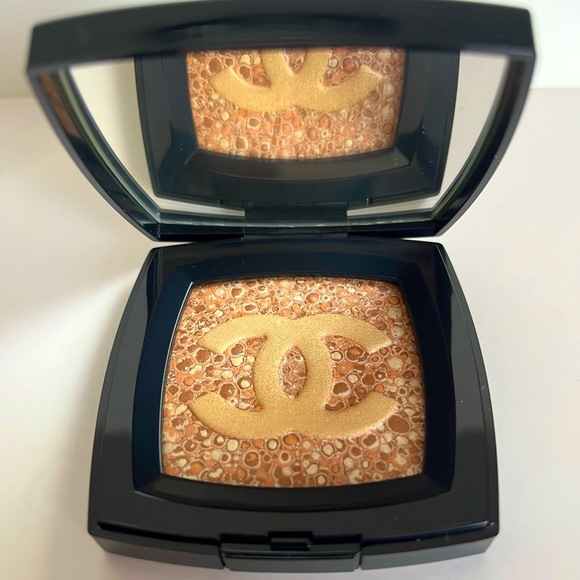 Chanel Radiant Glow Highlighting Powder WORLDWIDE SELLOUT - NEW NEVER USED - Picture 1 of 3